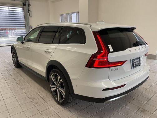 2025 Volvo V60 Cross Country Plus, B5 AWD Gas (mild hybrid)