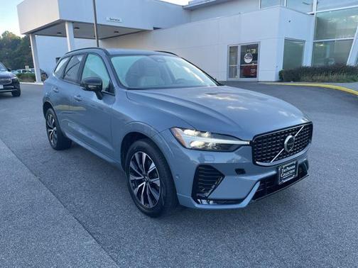 2023 Volvo XC60 B5 Plus Dark Theme