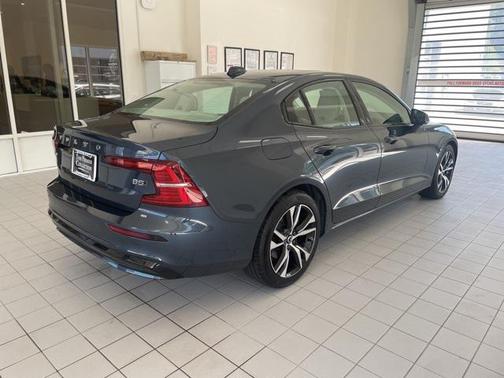 2024 Volvo S60 B5 Core Dark Theme