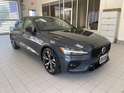 2024 Volvo S60 B5 Core Dark Theme