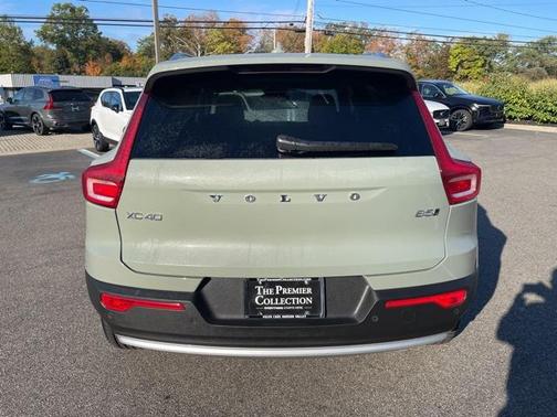 2024 Volvo XC40 B5 Plus Bright Theme