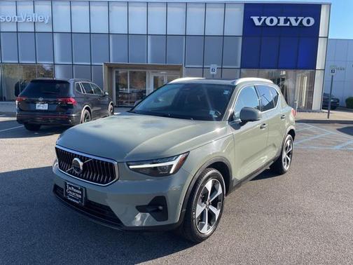 2024 Volvo XC40 B5 Plus Bright Theme
