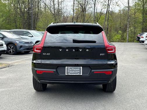 Onyx Black Metallic 2025 Volvo XC40 B5 Plus Dark Theme