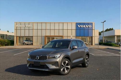 2025 Volvo XC40 B5 Ultra Dark Theme