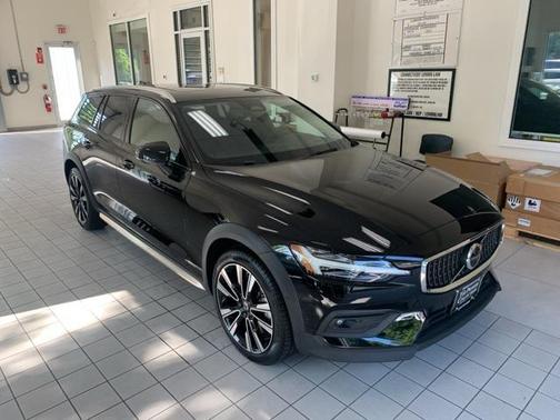 2023 Volvo V60 Cross Country B5 Ultimate