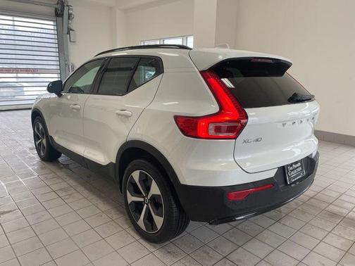 2026 Volvo XC40 Plus, B5 AWD Gas (mild hybrid), Dark