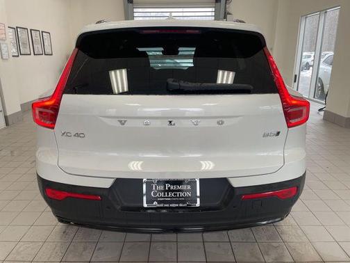 2026 Volvo XC40 Plus, B5 AWD Gas (mild hybrid), Dark