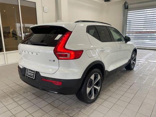 2026 Volvo XC40 Plus, B5 AWD Gas (mild hybrid), Dark