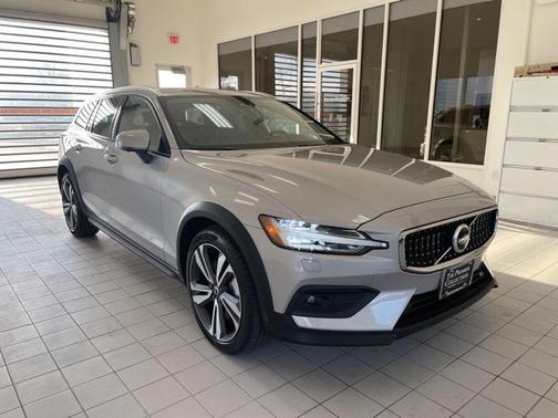 2025 Volvo V60 Cross Country Plus, B5 AWD Gas (mild hybrid)