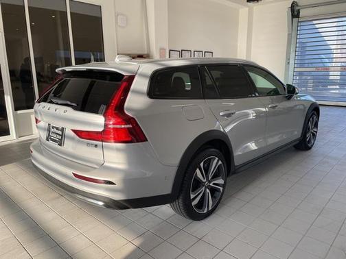 2025 Volvo V60 Cross Country Plus, B5 AWD Gas (mild hybrid)