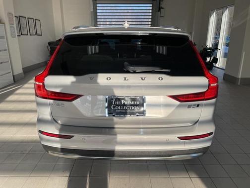 2025 Volvo V60 Cross Country Plus, B5 AWD Gas (mild hybrid)