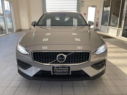 2025 Volvo V60 Cross Country Plus, B5 AWD Gas (mild hybrid)