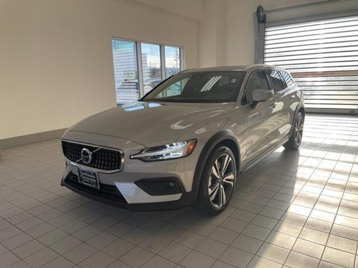 2025 Volvo V60 Cross Country Plus, B5 AWD Gas (mild hybrid)
