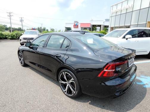 2024 Volvo S60 B5 Plus Dark Theme