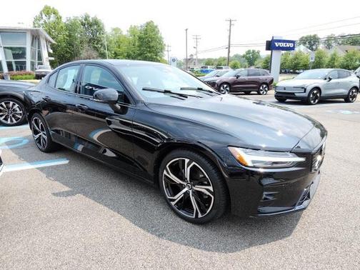 2024 Volvo S60 B5 Plus Dark Theme