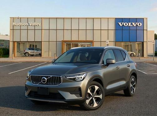 2025 Volvo XC40 B5 Ultra Bright Theme