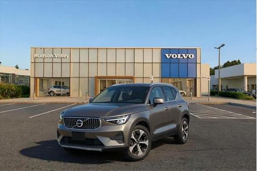 2025 Volvo XC40 B5 Ultra Bright Theme