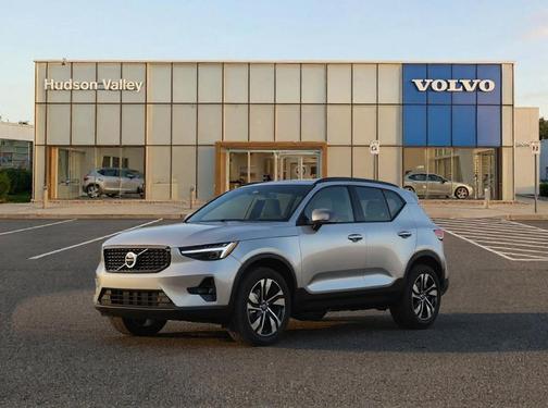 2025 Volvo XC40 B5 Ultra Bright Theme