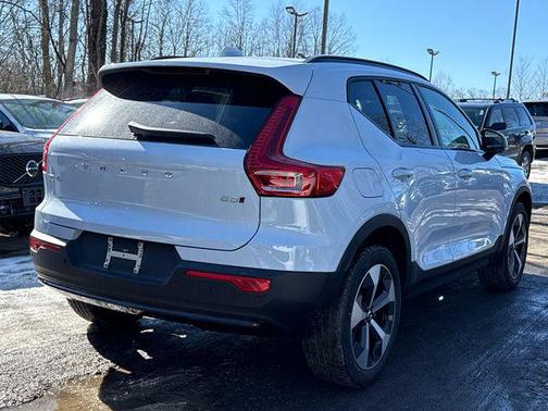 2026 Volvo XC40 Plus, B5 AWD Gas (mild hybrid), Dark