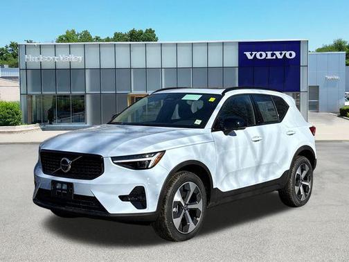 2026 Volvo XC40 Plus, B5 AWD Gas (mild hybrid), Dark