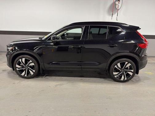 2023 Volvo XC40 B5 Ultimate Dark Theme