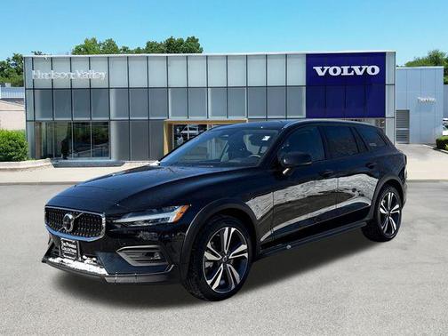 2025 Volvo V60 Cross Country Plus, B5 AWD Gas (mild hybrid)
