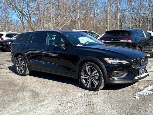 2025 Volvo V60 Cross Country Plus, B5 AWD Gas (mild hybrid)