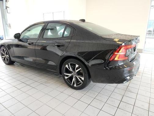 2024 Volvo S60 B5 Core Dark Theme