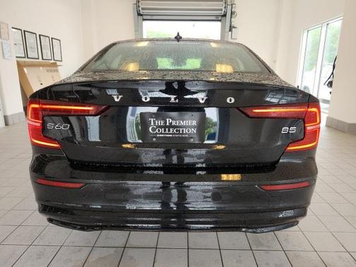 2024 Volvo S60 B5 Core Dark Theme