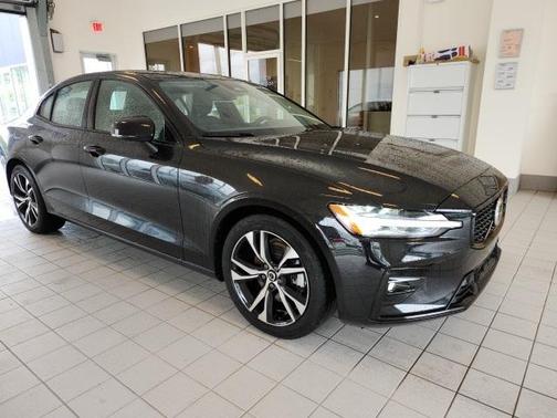 2024 Volvo S60 B5 Core Dark Theme