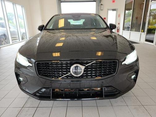2024 Volvo S60 B5 Core Dark Theme