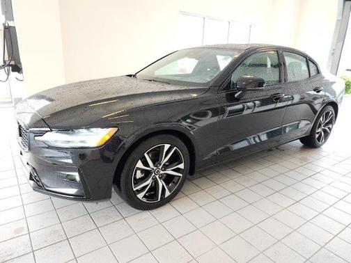2024 Volvo S60 B5 Core Dark Theme