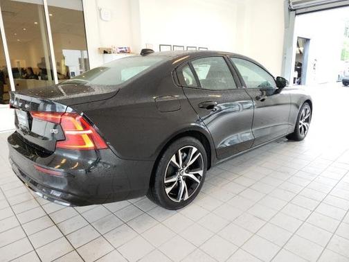 2024 Volvo S60 B5 Core Dark Theme