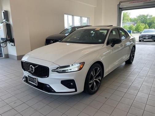 2024 Volvo S60 B5 Core Dark Theme