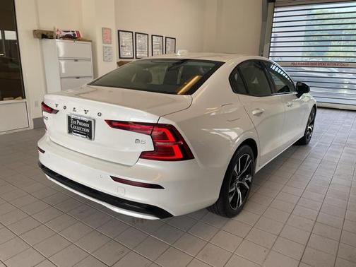 2024 Volvo S60 B5 Core Dark Theme