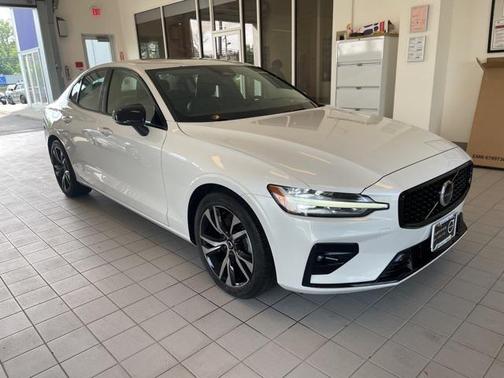 2024 Volvo S60 B5 Core Dark Theme