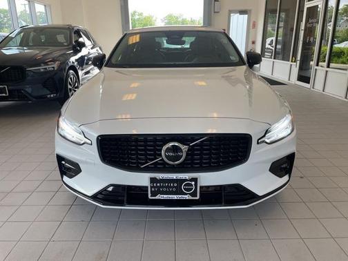 2024 Volvo S60 B5 Core Dark Theme