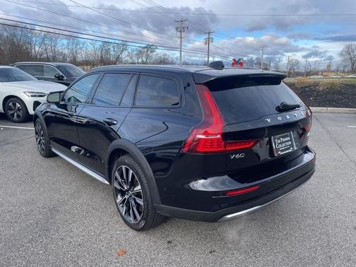 2024 Volvo V60 Cross Country B5 Ultimate