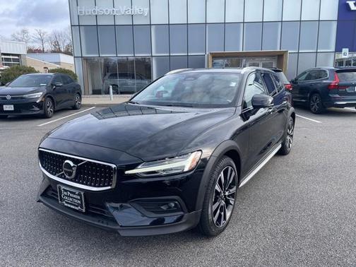 2024 Volvo V60 Cross Country B5 Ultimate