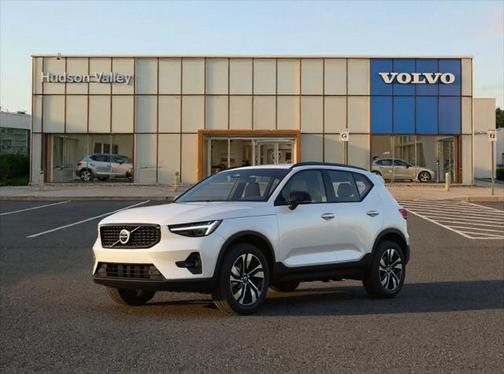 2025 Volvo XC40 B5 Core Bright Theme