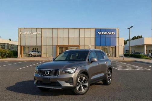 2025 Volvo XC40 B5 Core Bright Theme
