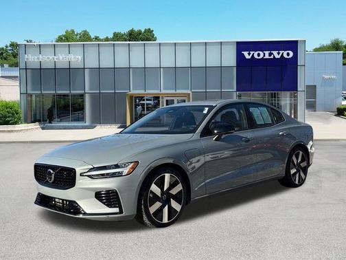 2024 Volvo S60 Recharge Plug-In Hybrid T8 Plus Dark Theme
