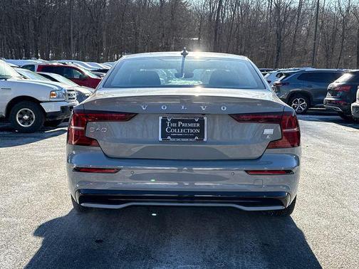 2024 Volvo S60 Recharge Plug-In Hybrid T8 Plus Dark Theme