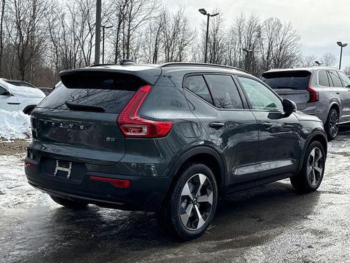 2026 Volvo XC40 Core, B5 AWD Gas (mild hybrid), Dark