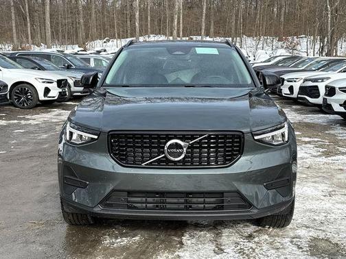 2026 Volvo XC40 Core, B5 AWD Gas (mild hybrid), Dark