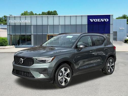 2026 Volvo XC40 Core, B5 AWD Gas (mild hybrid), Dark