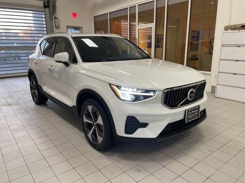 2025 Volvo XC40 B5 Core Bright Theme