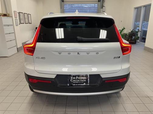 2025 Volvo XC40 B5 Core Bright Theme