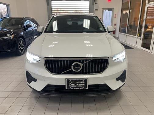 2025 Volvo XC40 B5 Core Bright Theme