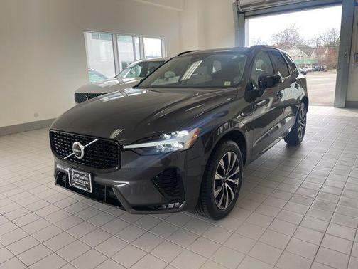 Platinum Grey Metallic 2023 Volvo XC60 B5 Plus Dark Theme